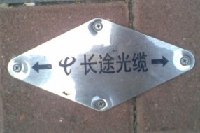 PL;|־